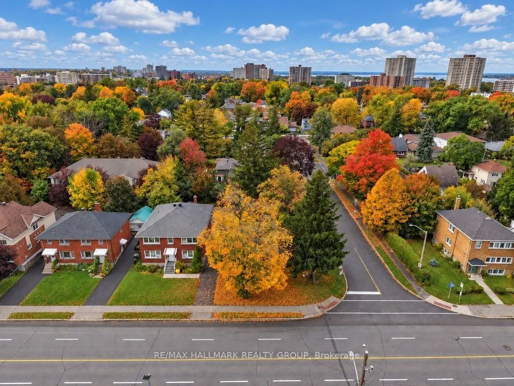 290 Woodroffe Avenue E