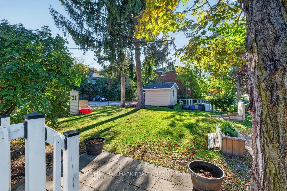 290 Woodroffe Avenue E