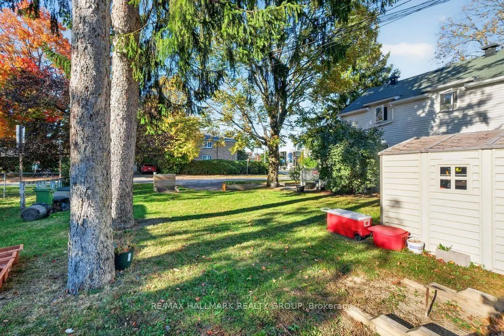 290 Woodroffe Avenue E