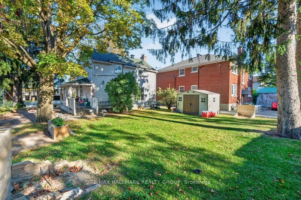 290 Woodroffe Avenue E