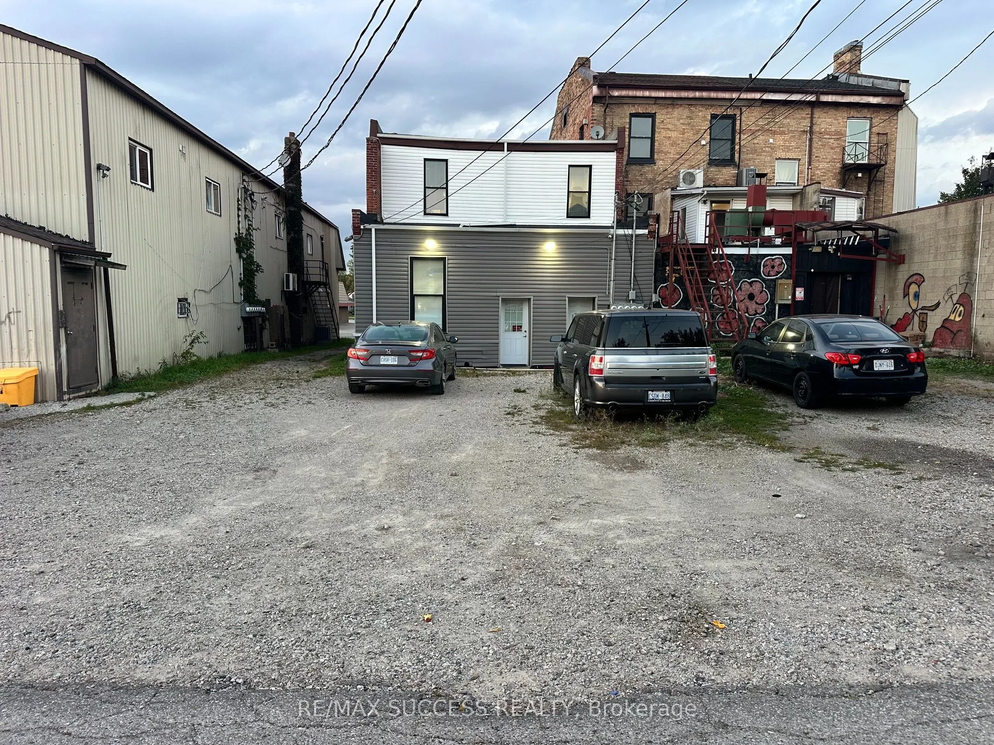 692 DUNDAS Street