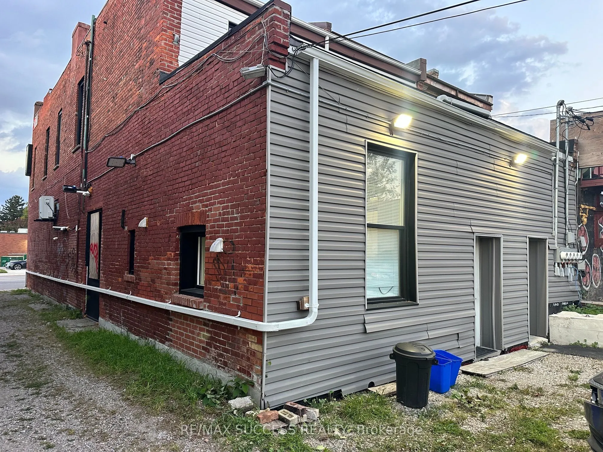692 DUNDAS Street