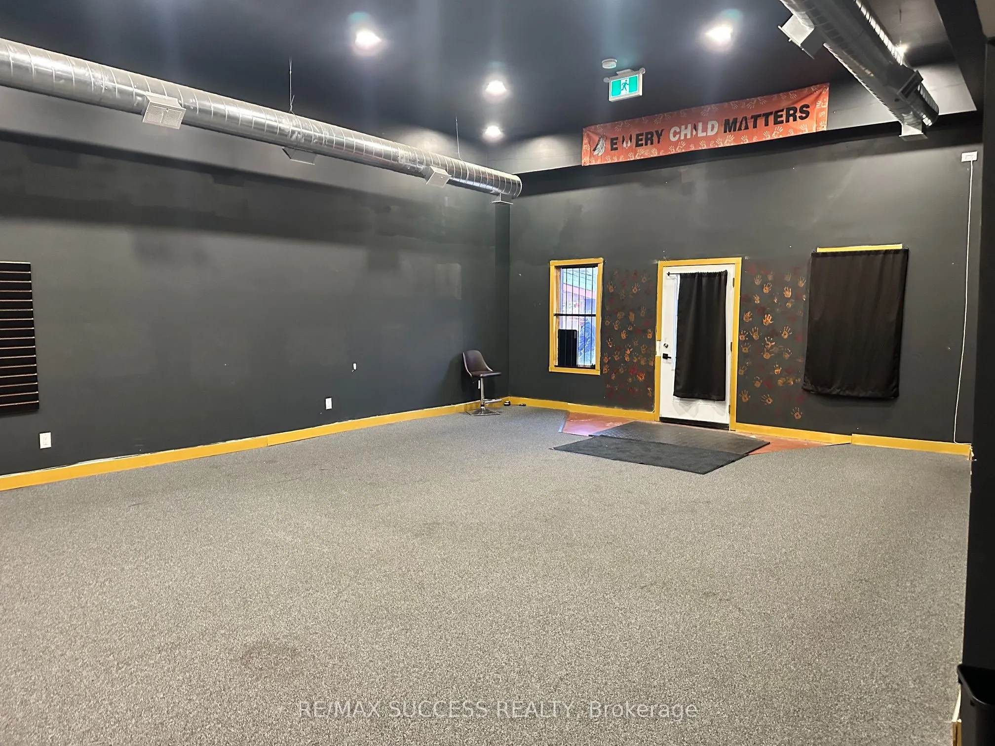 692 DUNDAS Street