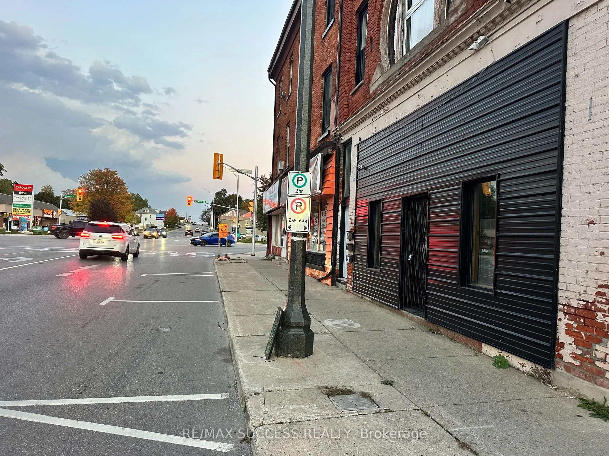 692 DUNDAS Street