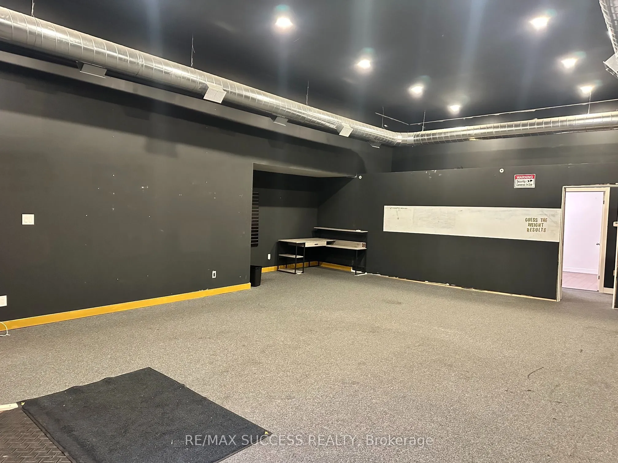 692 DUNDAS Street