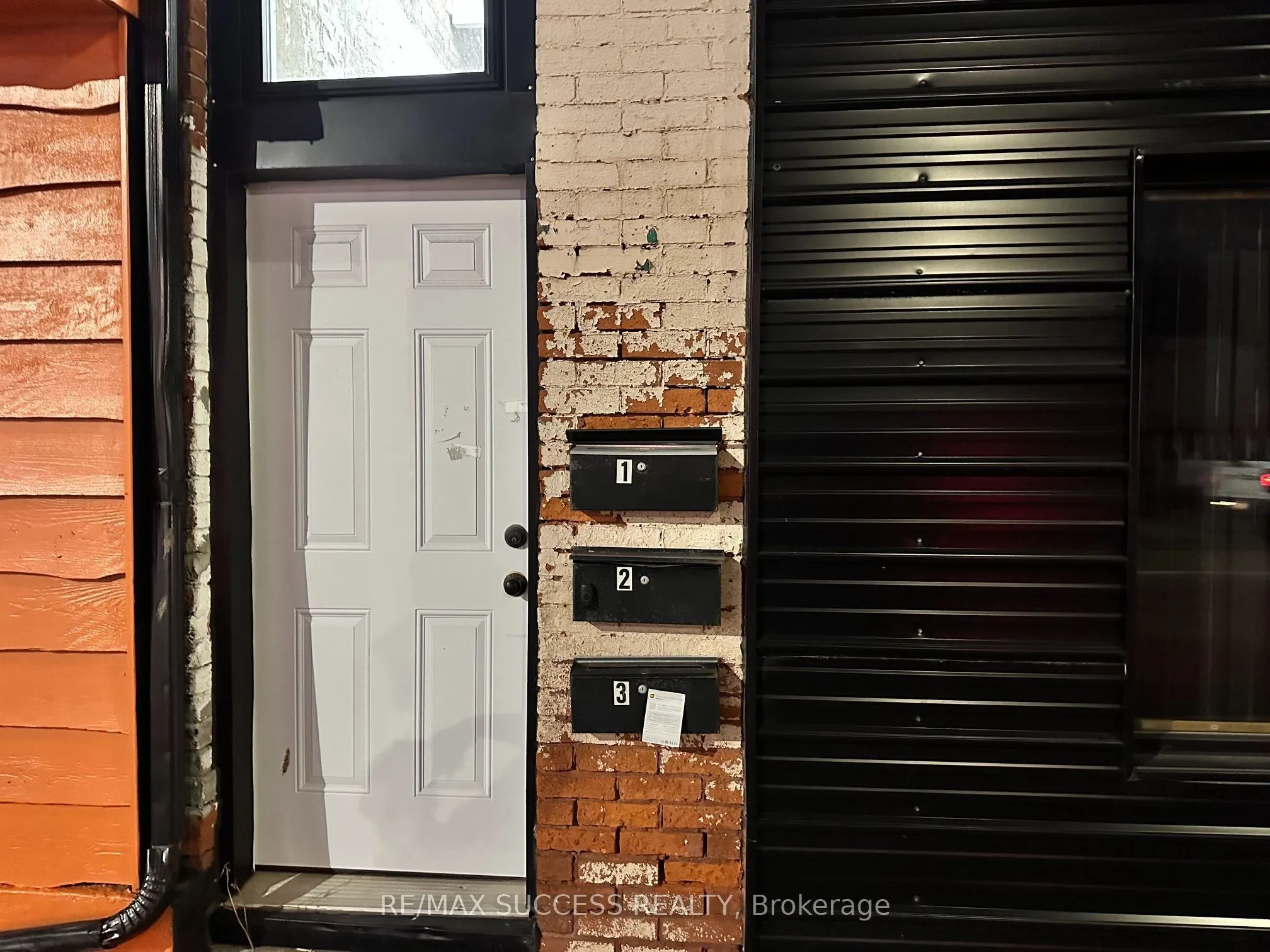 692 DUNDAS Street