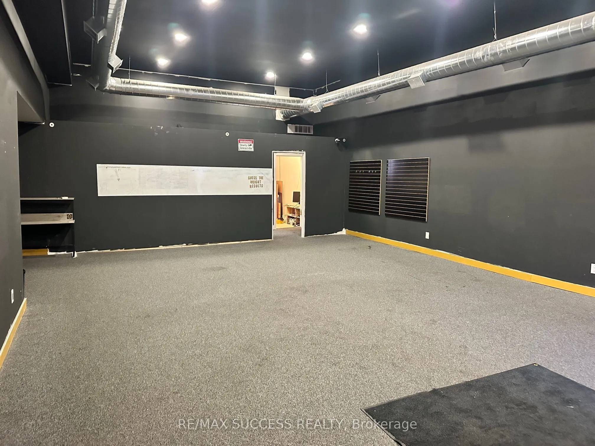 692 DUNDAS Street