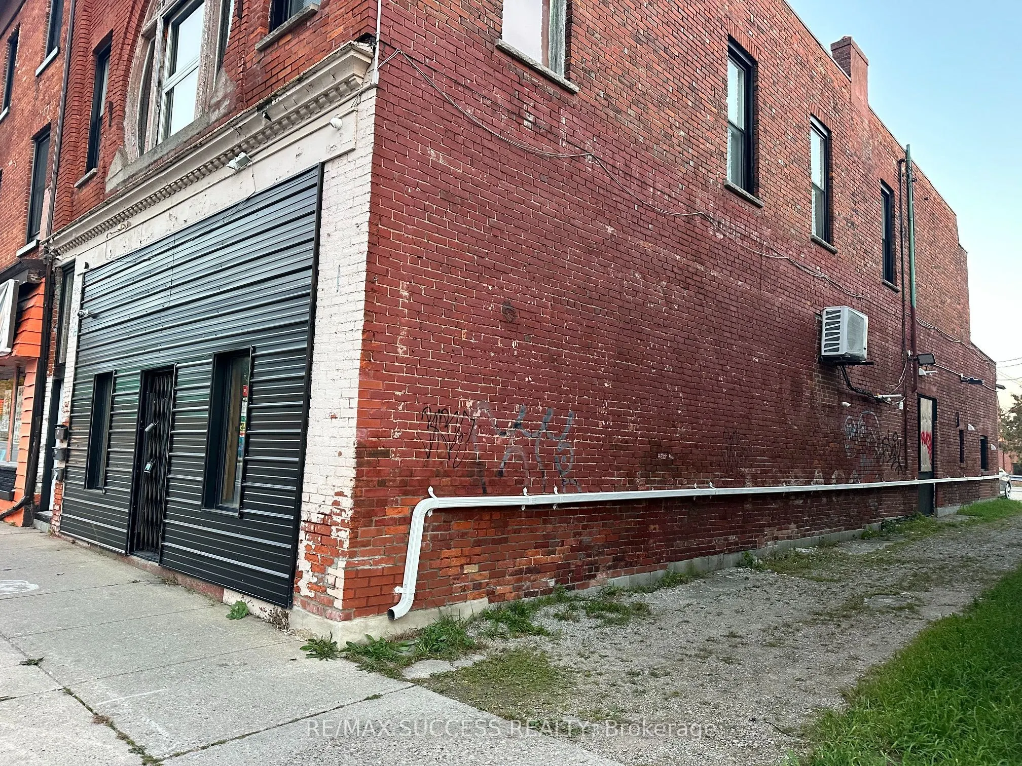 692 DUNDAS Street