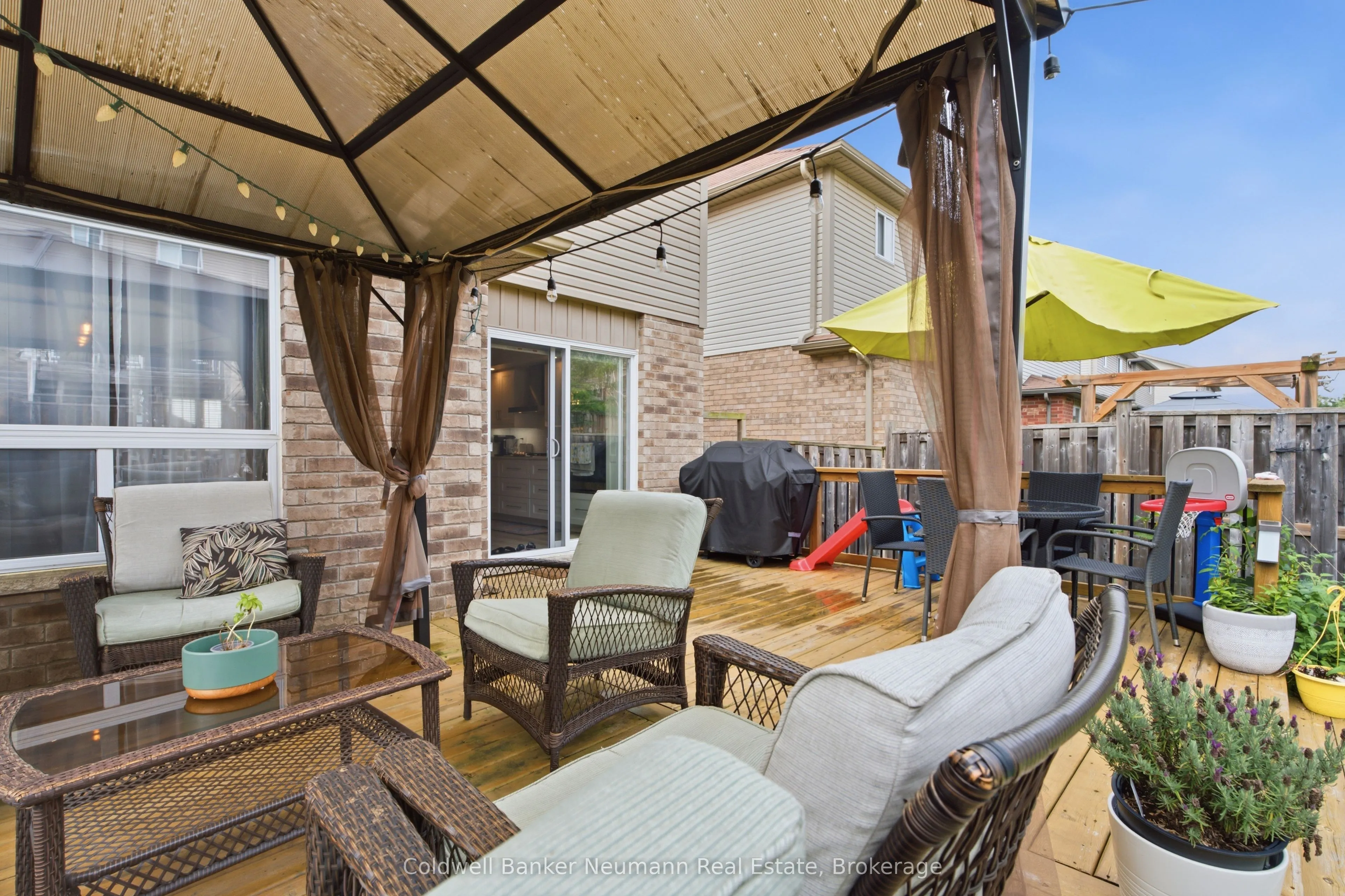 110 Oakes Crescent