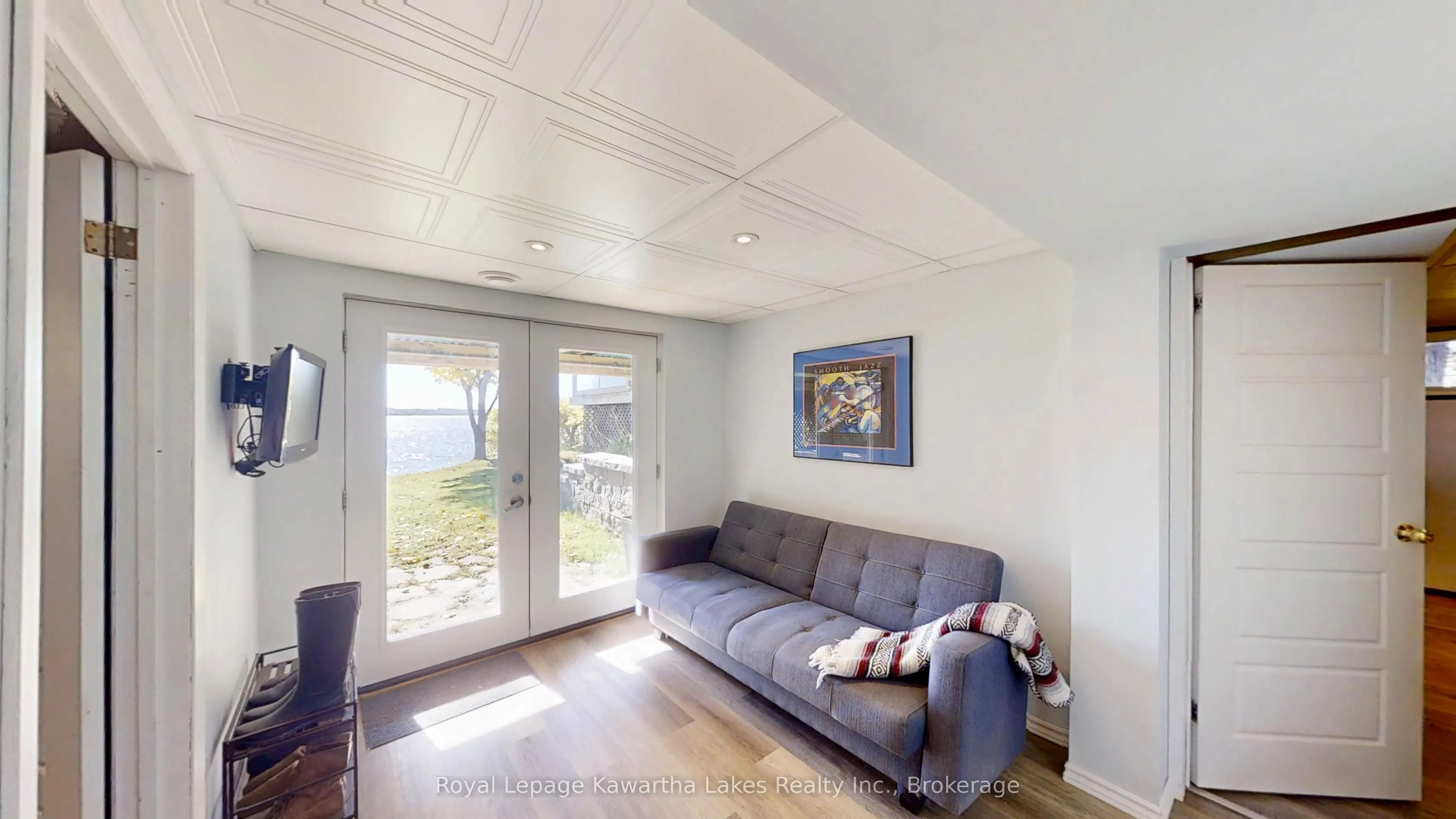 18 Lakeview Boulevard