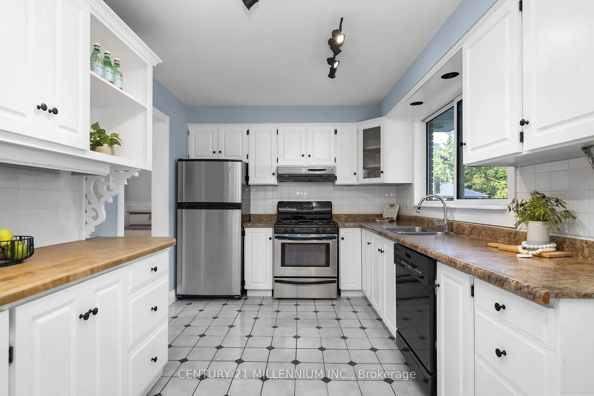 27 Dundas Street W