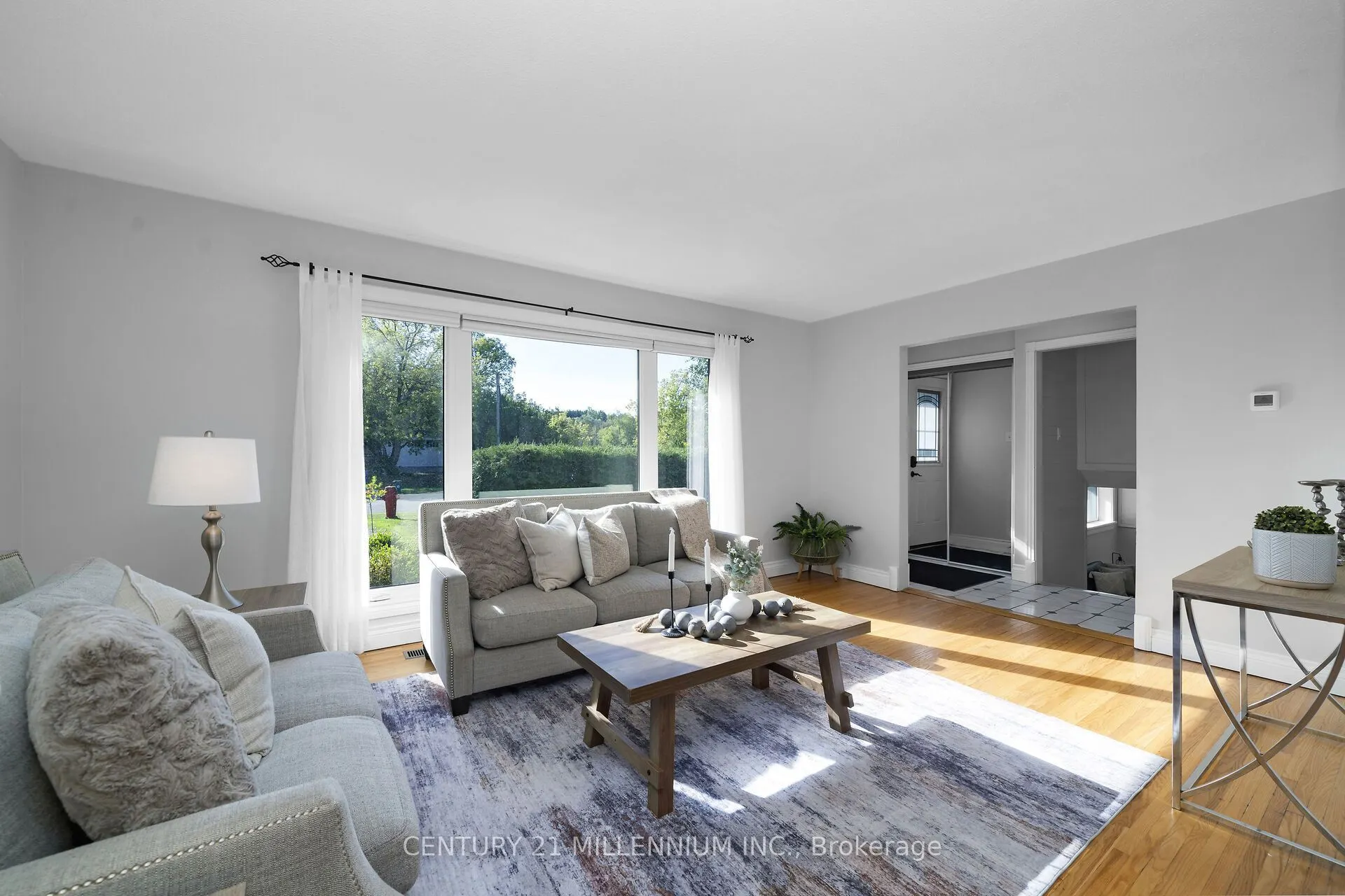 27 Dundas Street W