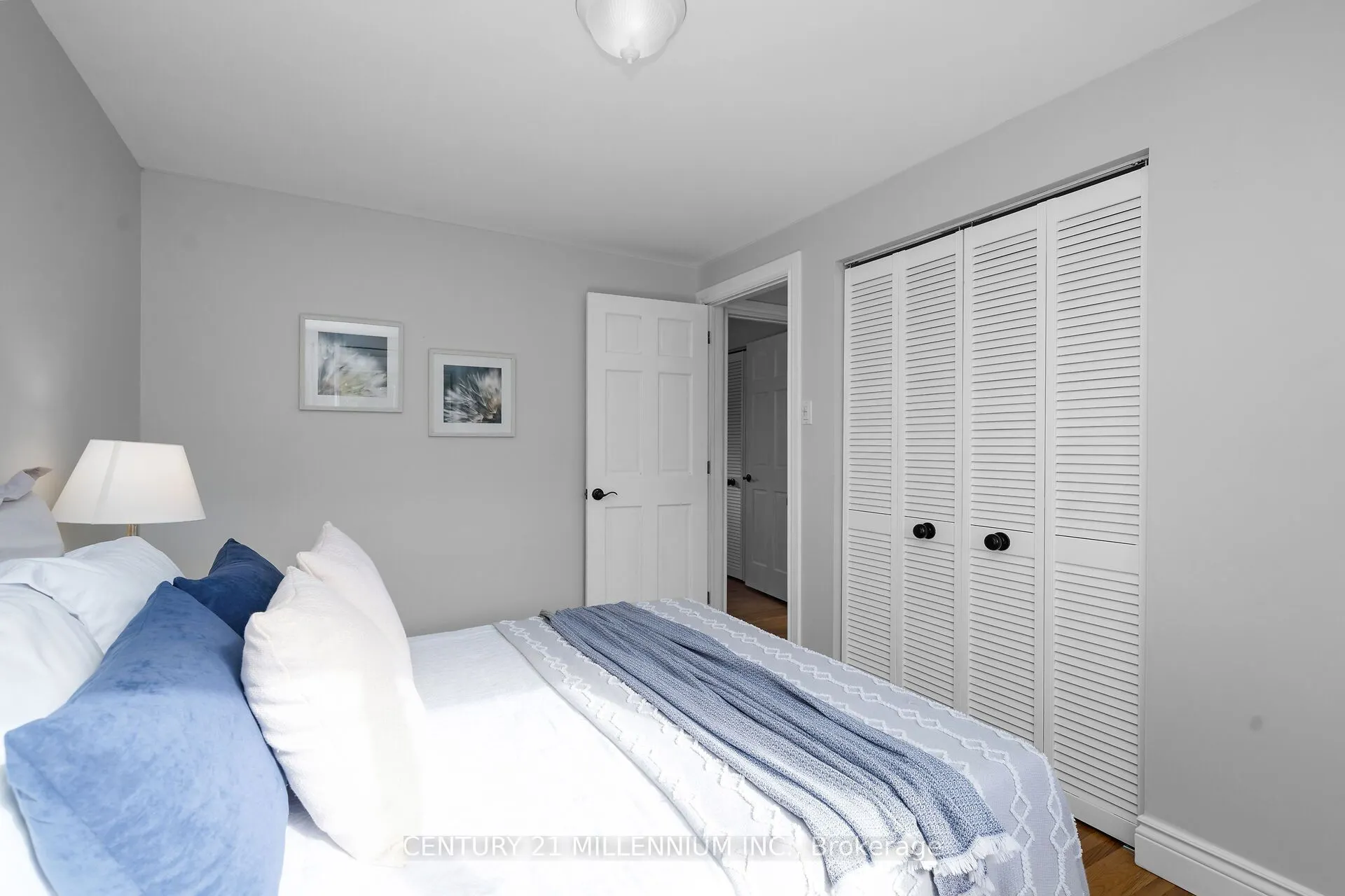 27 Dundas Street W