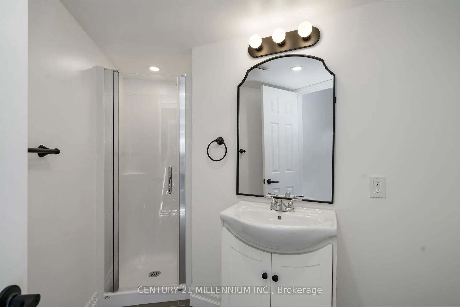 27 Dundas Street W