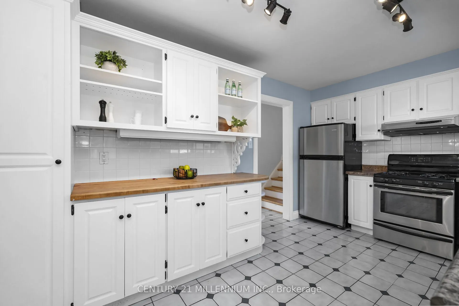 27 Dundas Street W