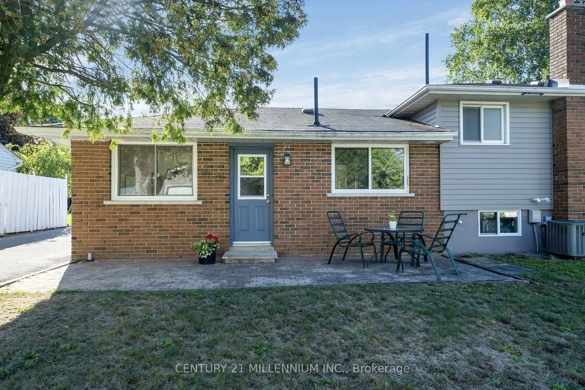 27 Dundas Street W