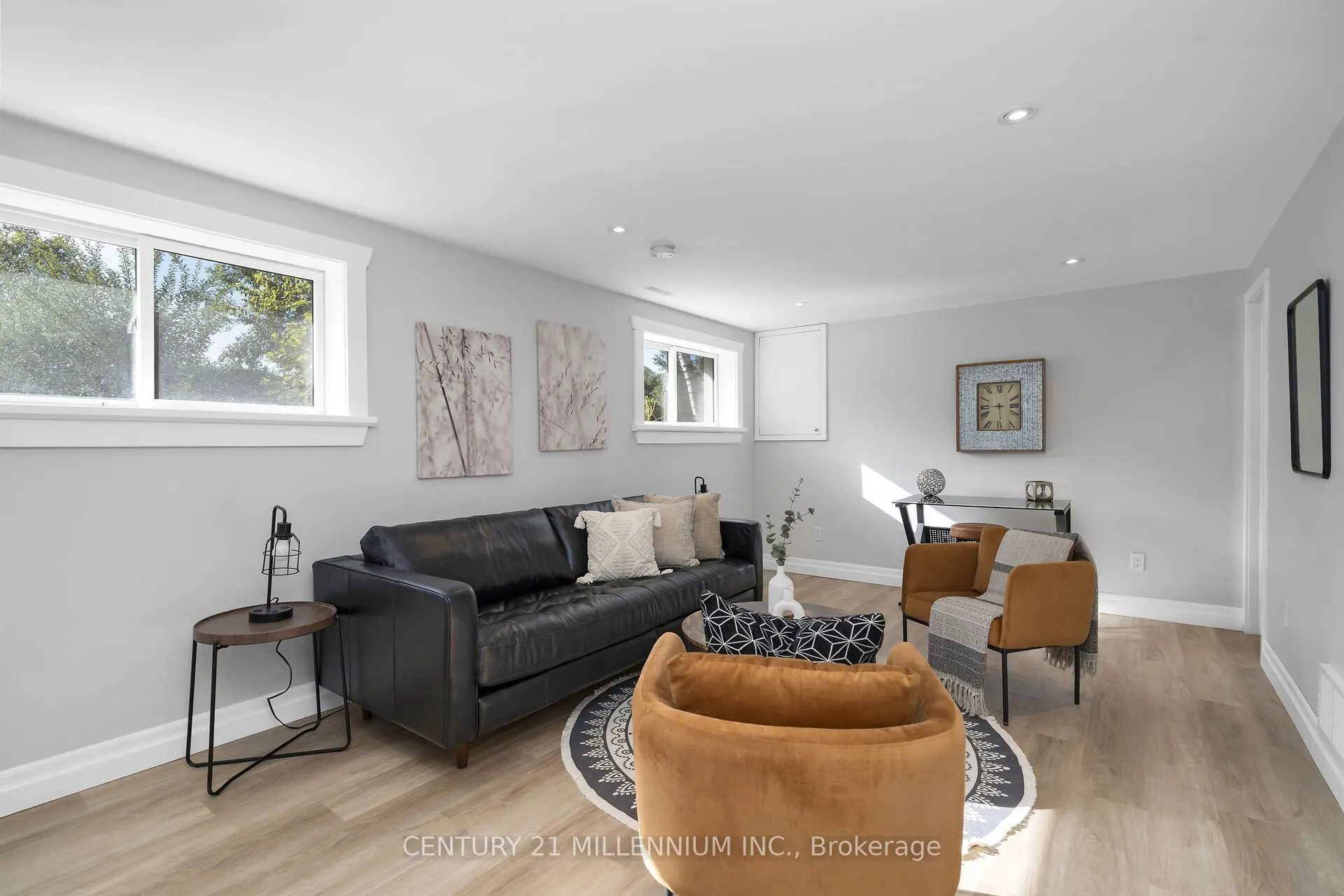 27 Dundas Street W