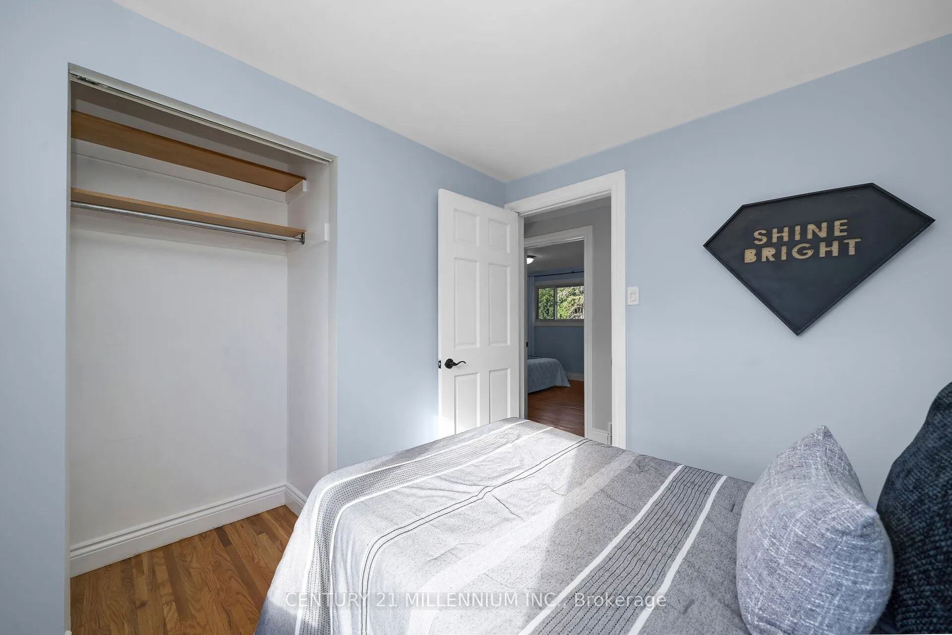 27 Dundas Street W
