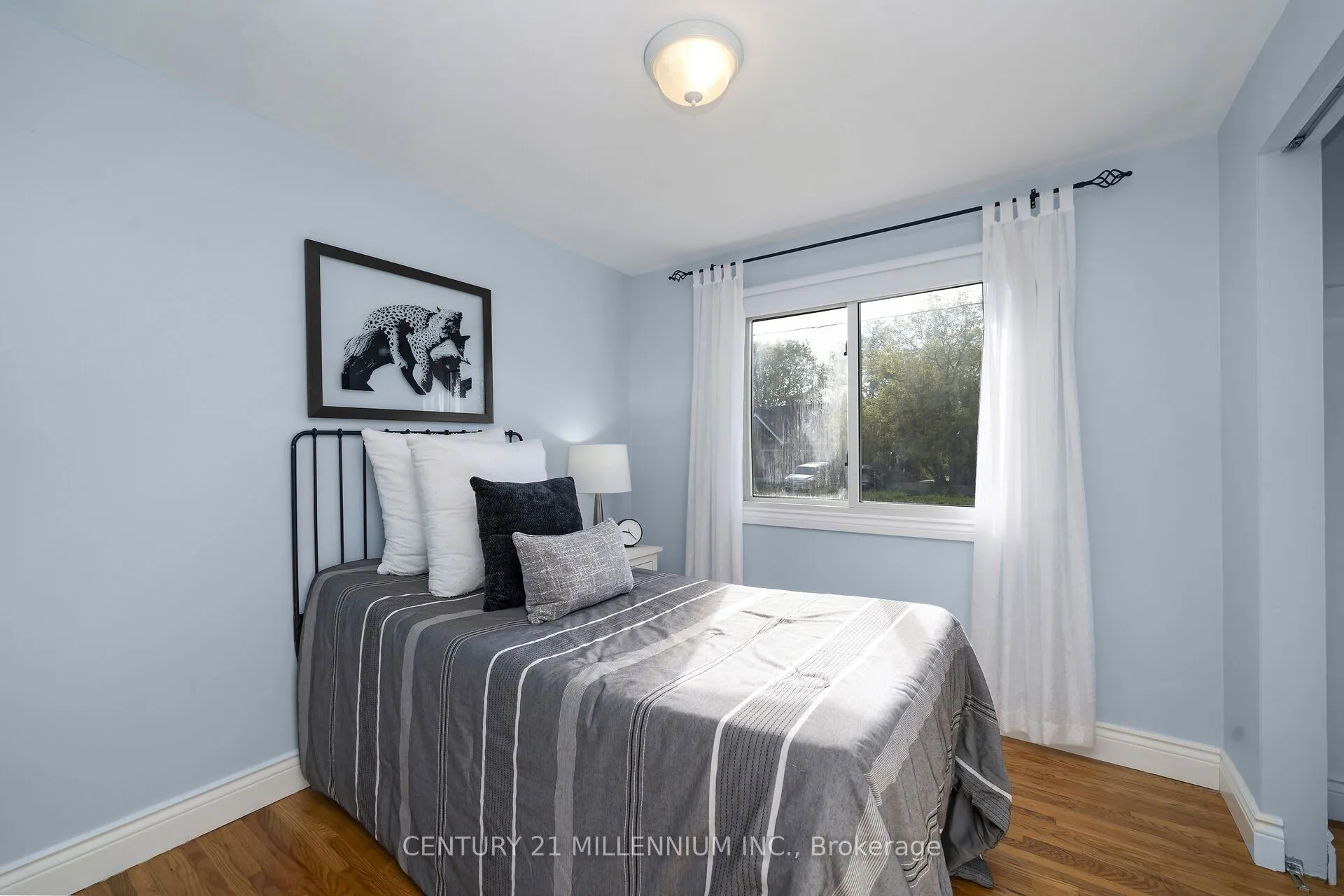 27 Dundas Street W