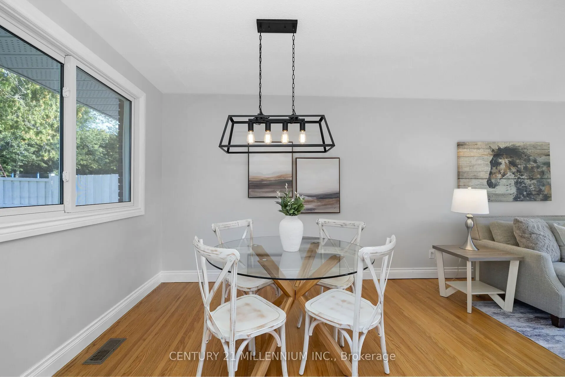 27 Dundas Street W