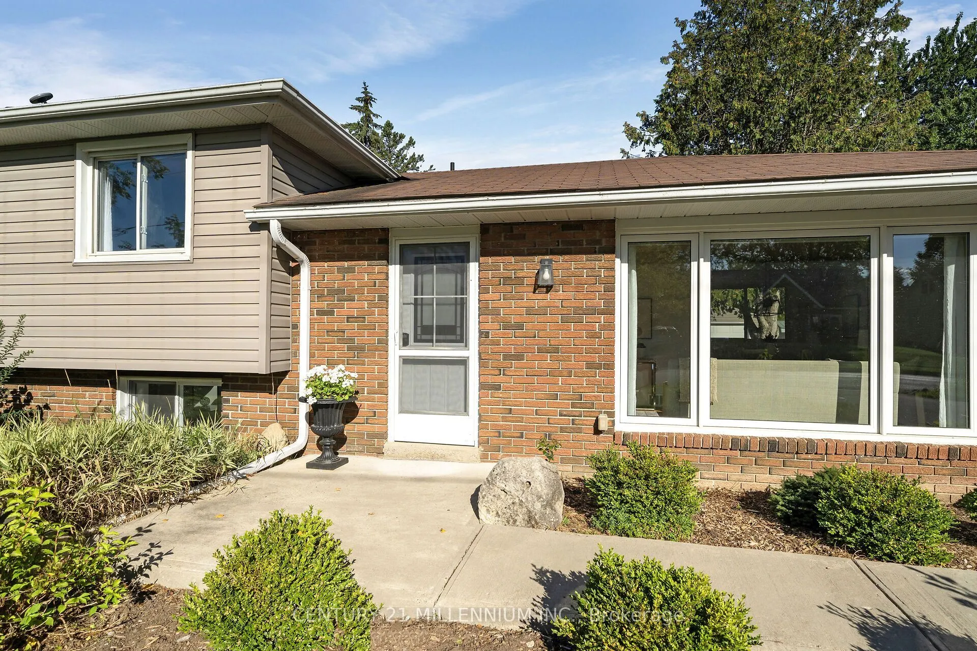 27 Dundas Street W