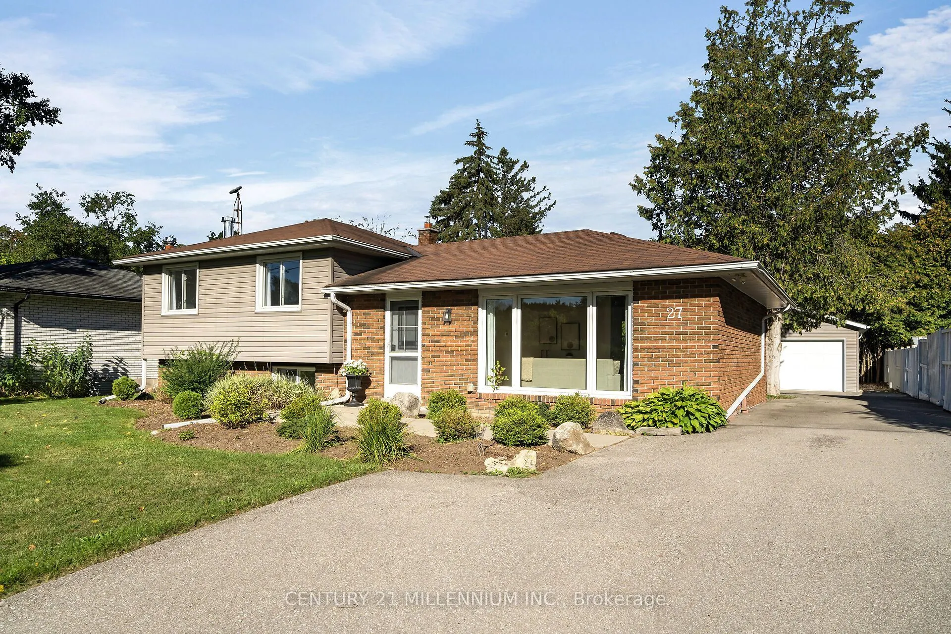 27 Dundas Street W