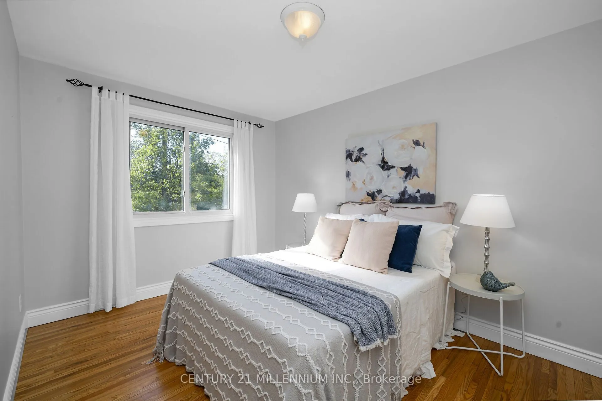 27 Dundas Street W