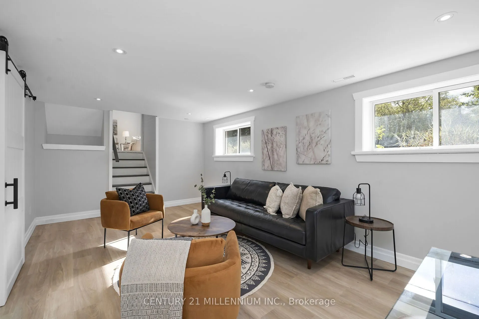 27 Dundas Street W