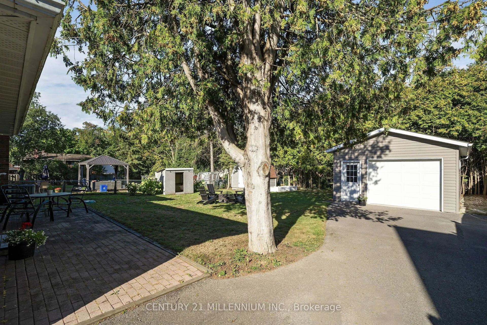 27 Dundas Street W