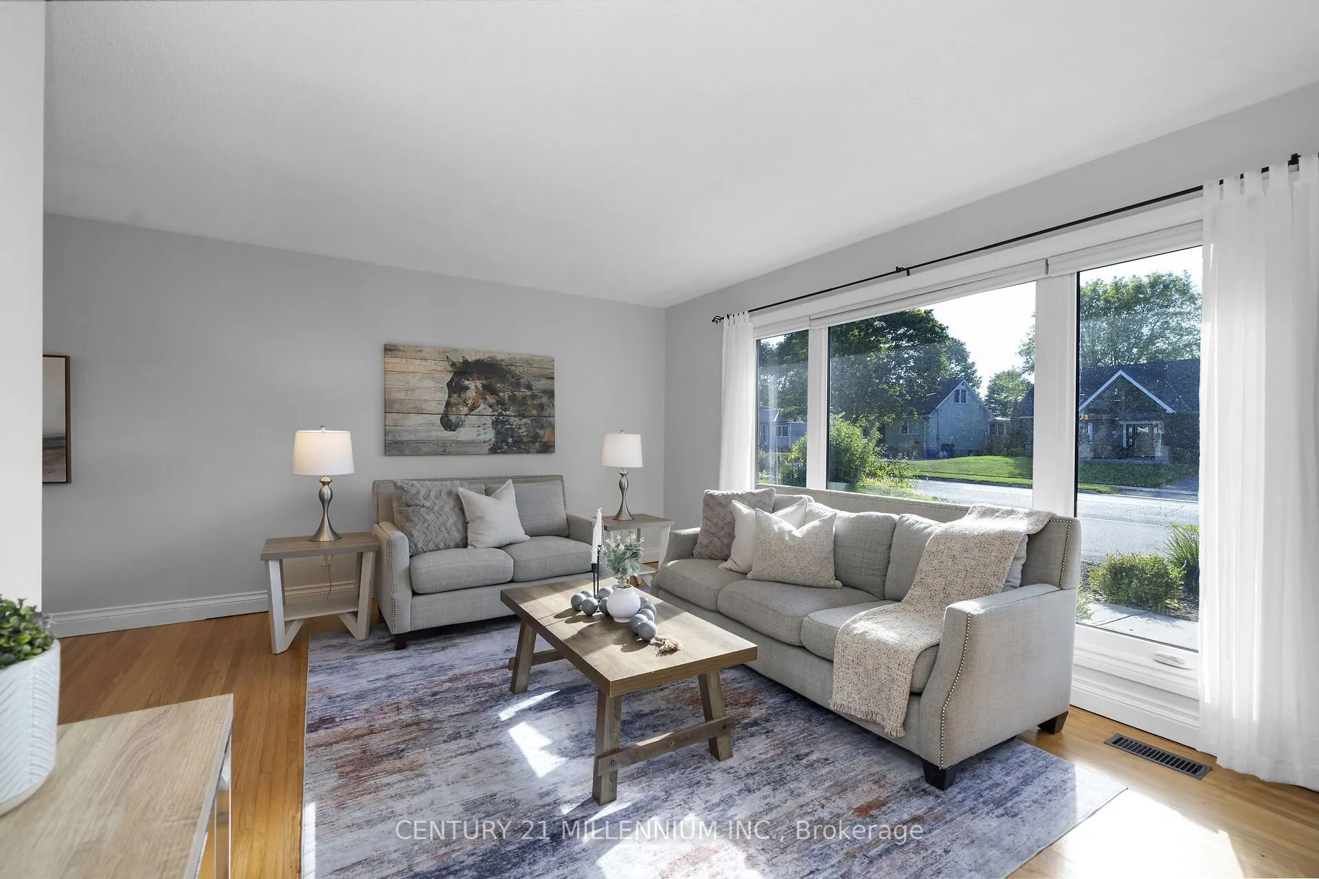 27 Dundas Street W