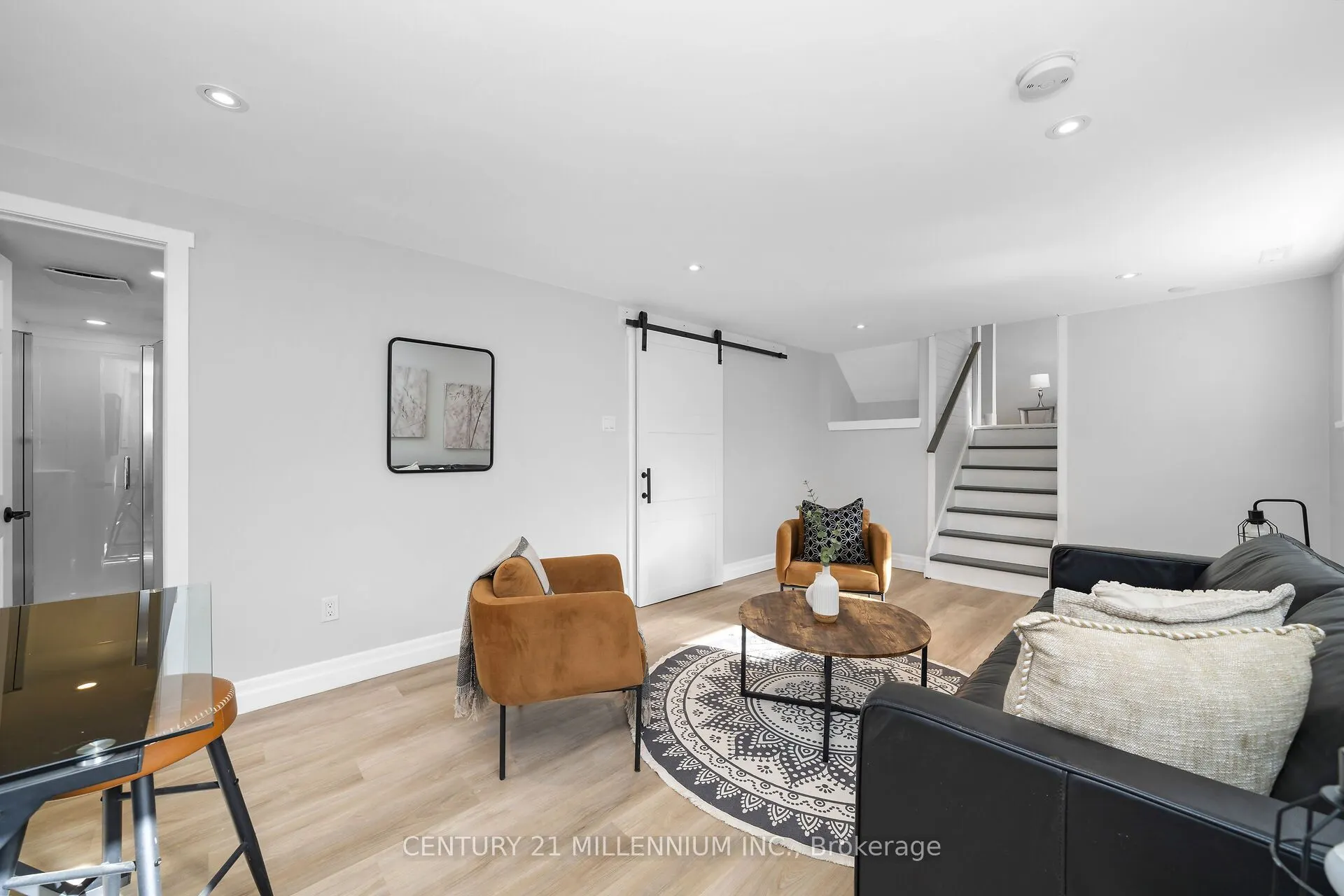 27 Dundas Street W