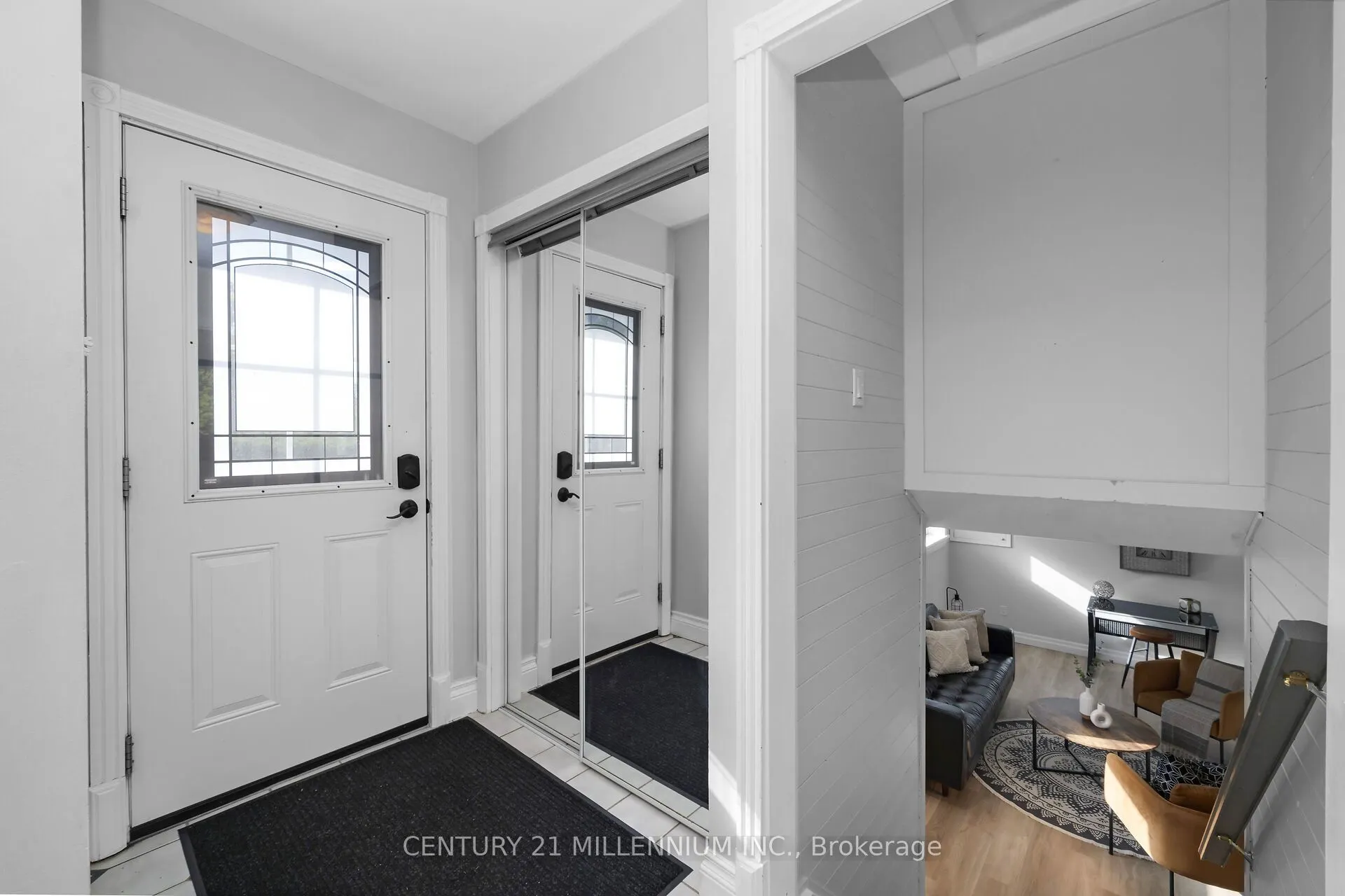 27 Dundas Street W