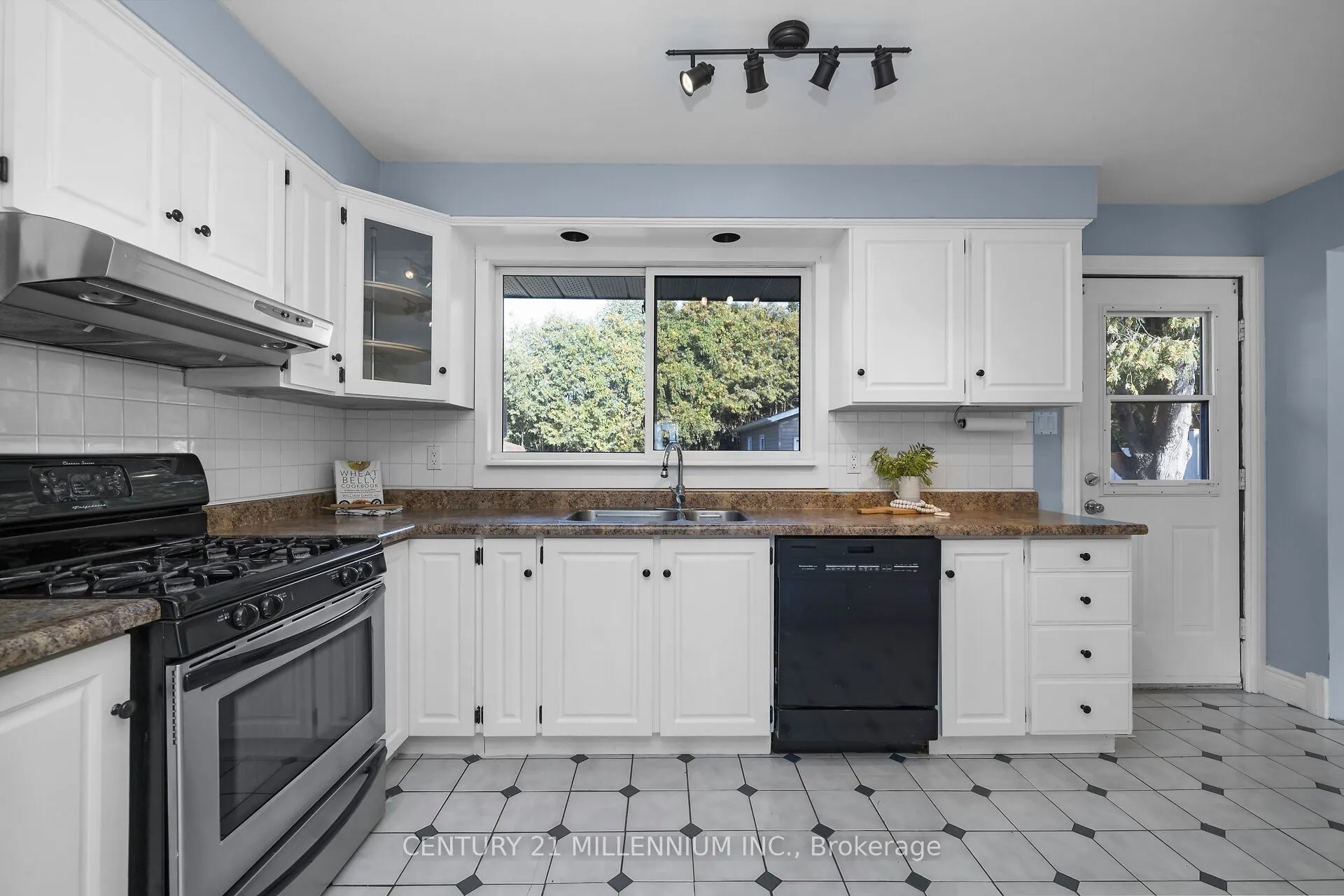 27 Dundas Street W