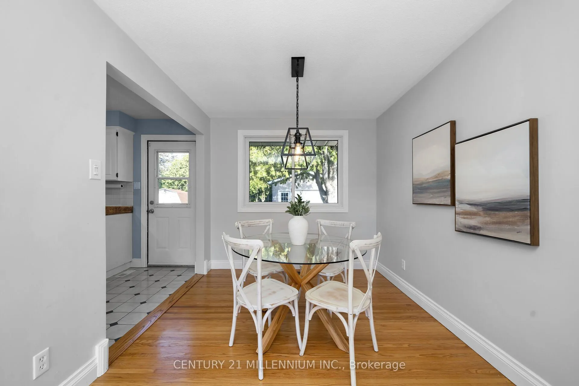 27 Dundas Street W