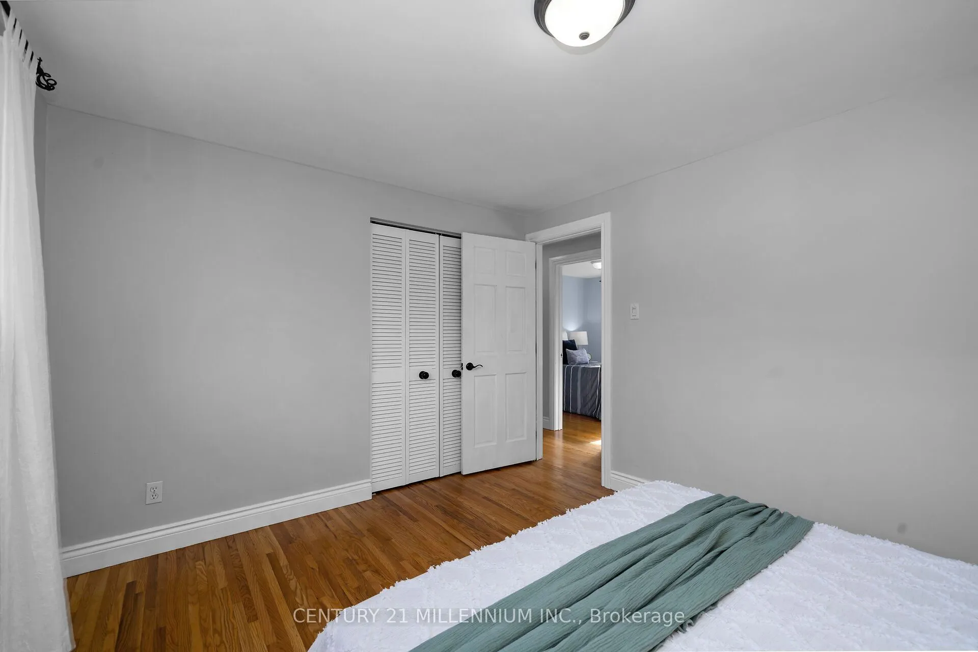 27 Dundas Street W