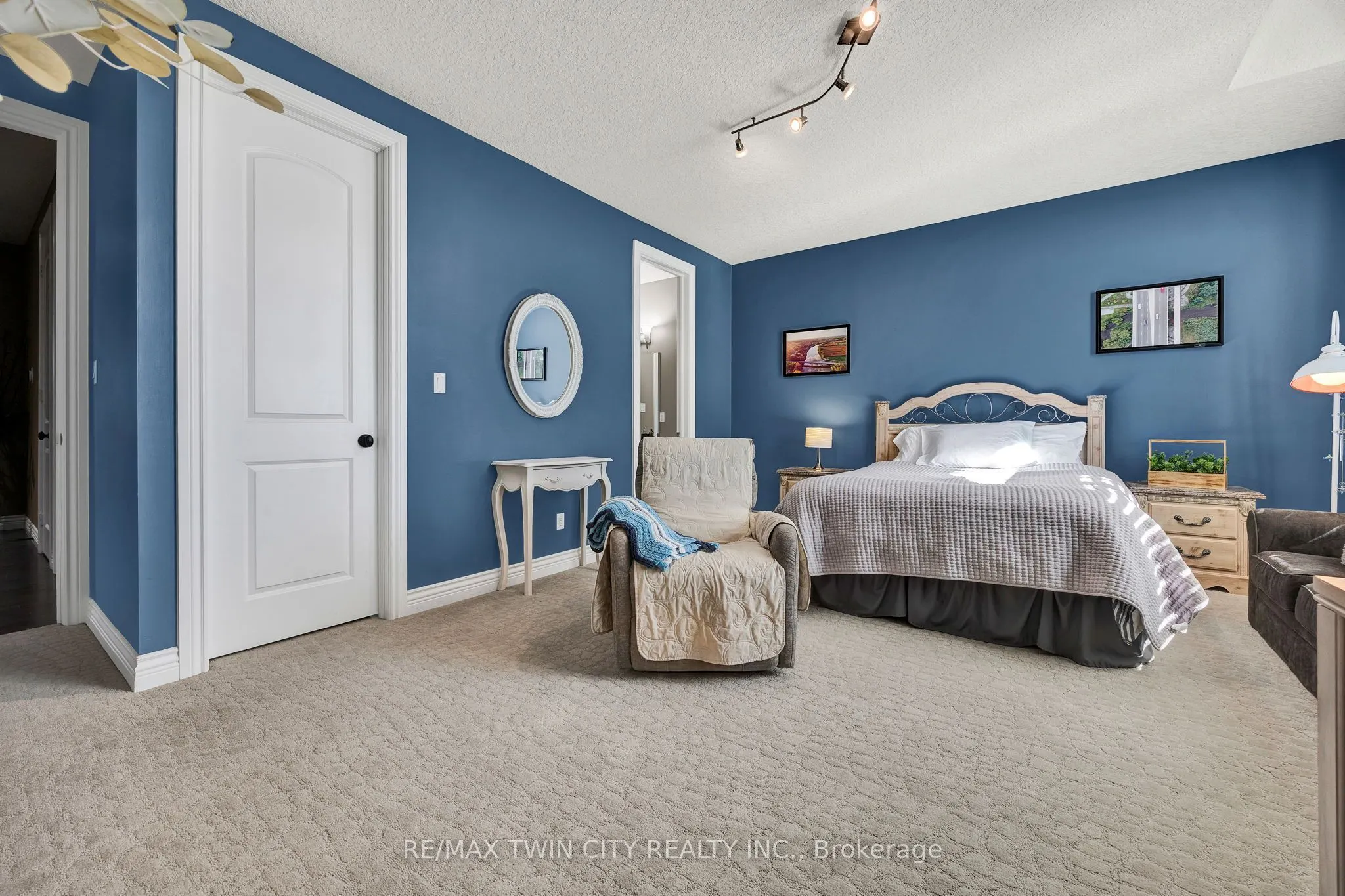 315 RIDEAU RIVER Place