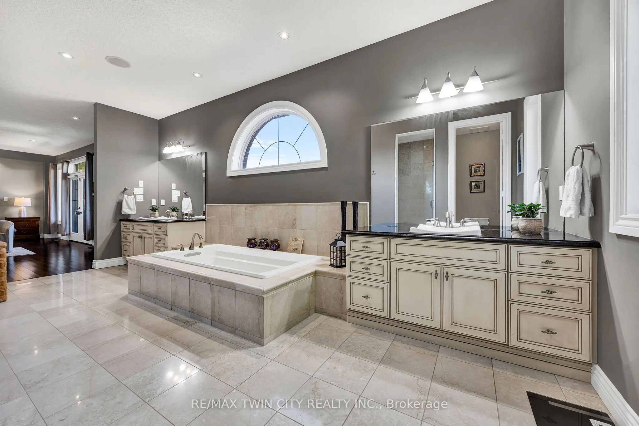 315 RIDEAU RIVER Place