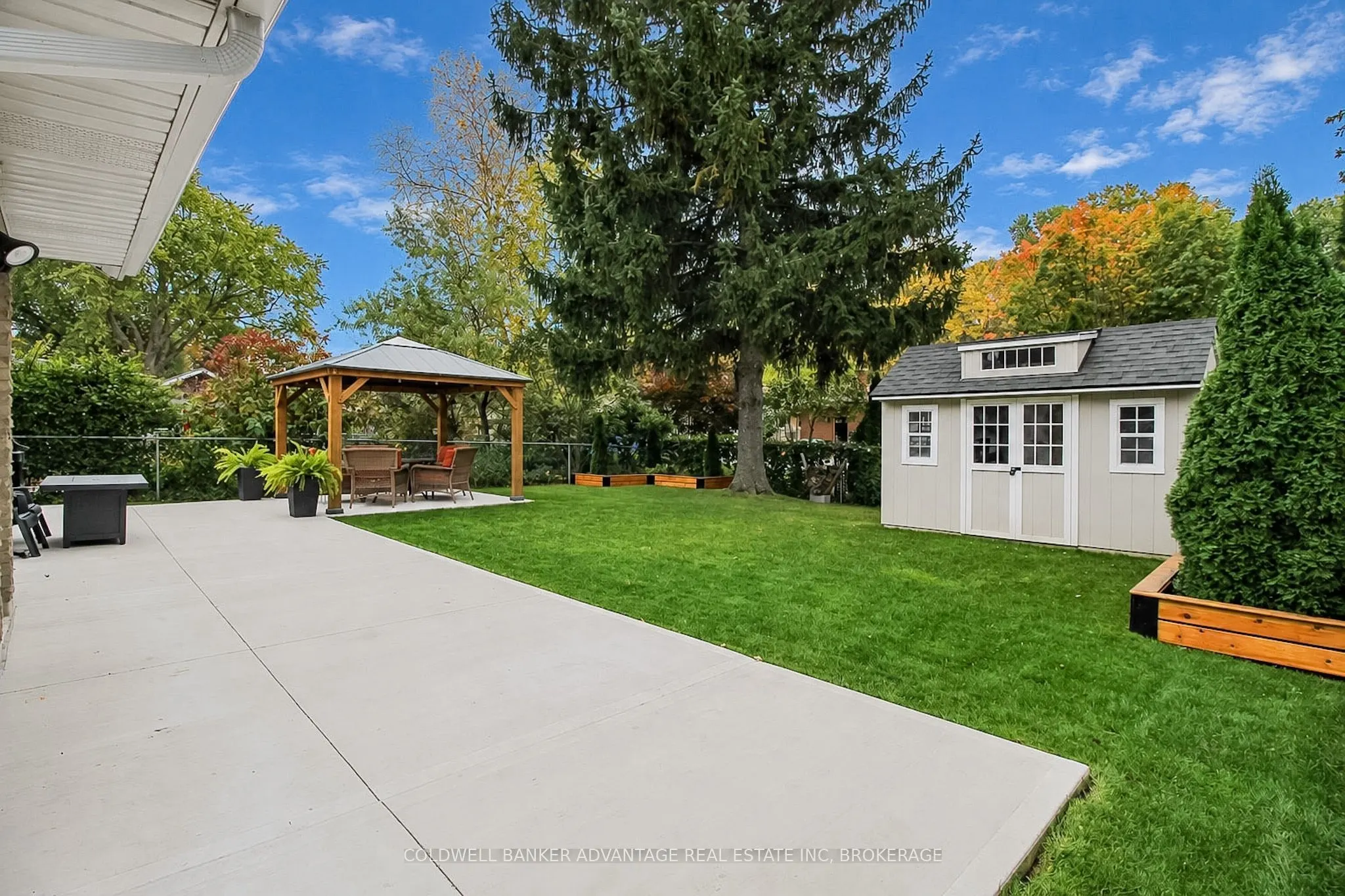 11 FALLINGBROOK Drive
