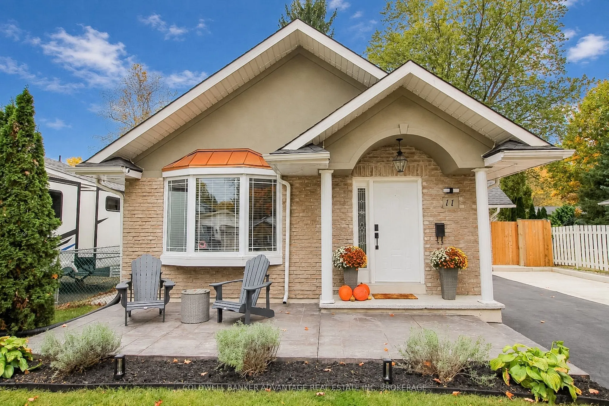 11 FALLINGBROOK Drive