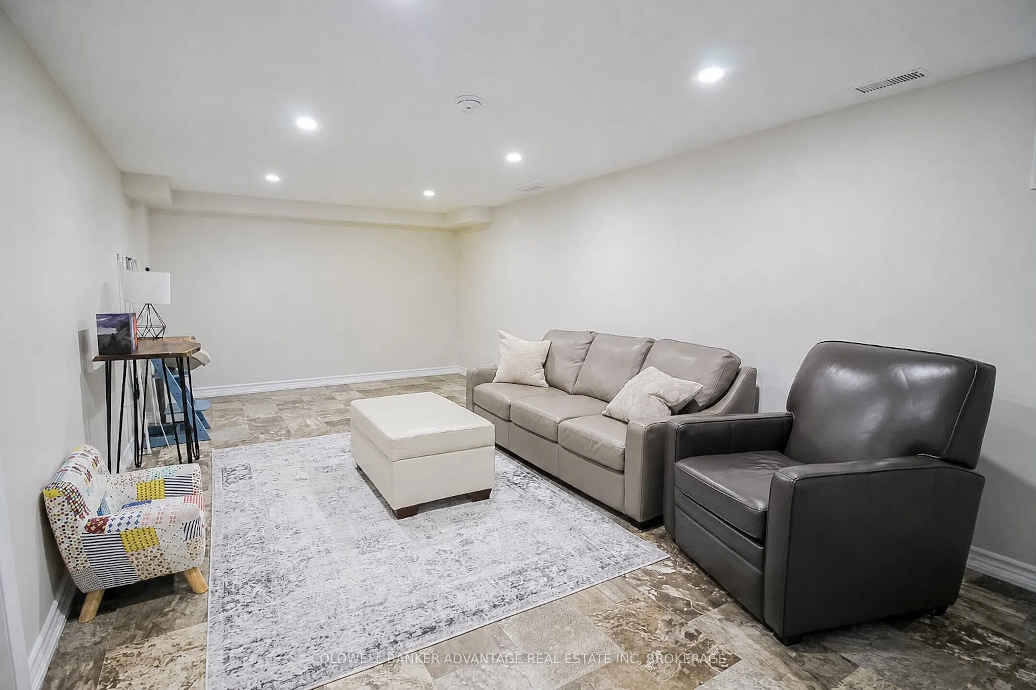 11 FALLINGBROOK Drive