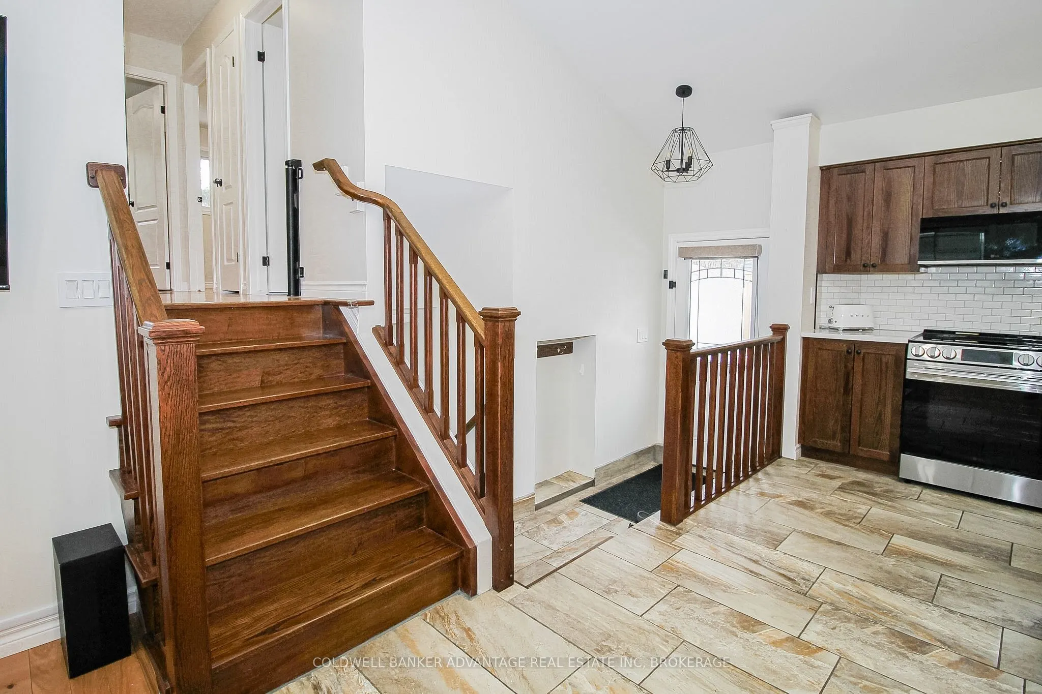 11 FALLINGBROOK Drive