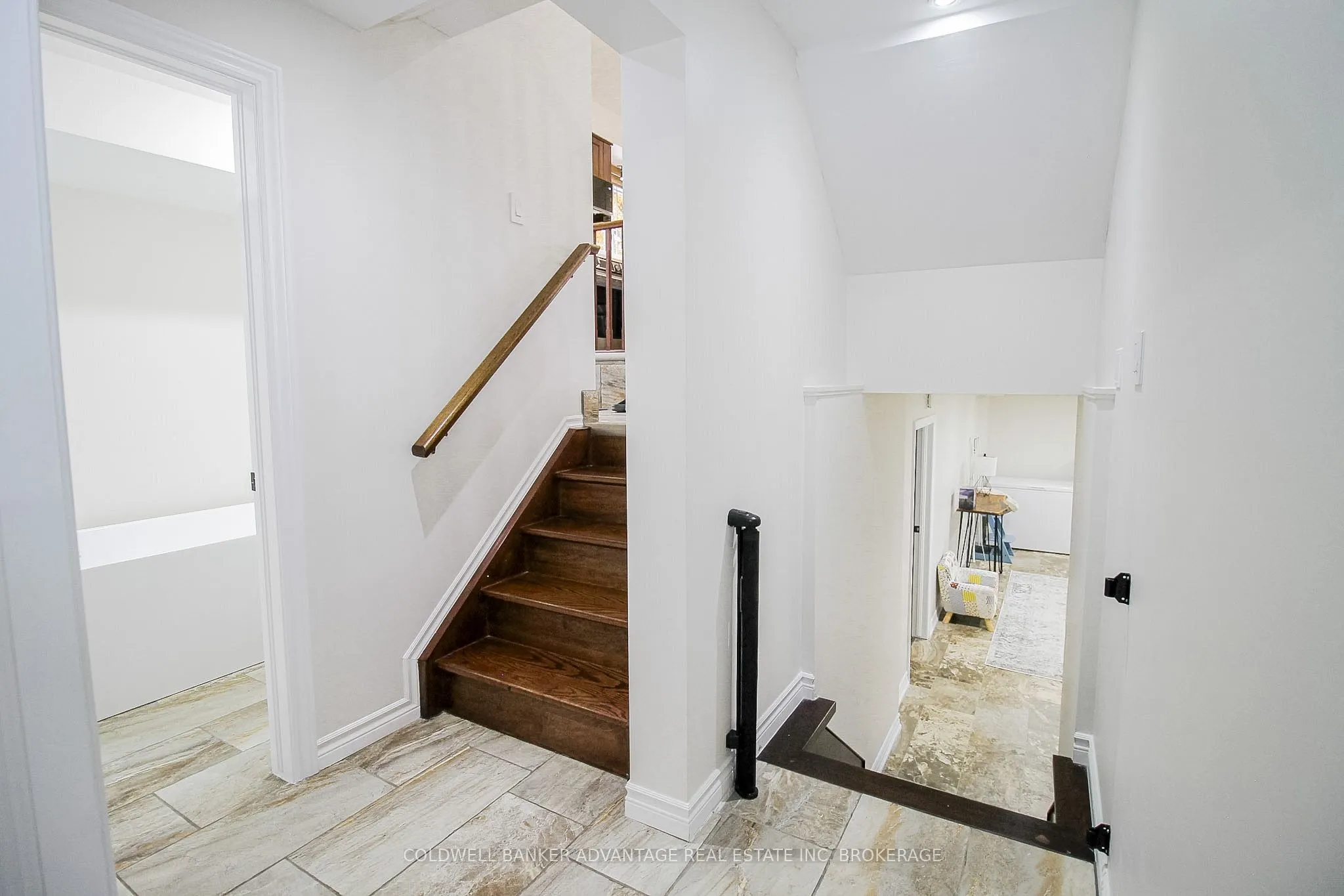 11 FALLINGBROOK Drive