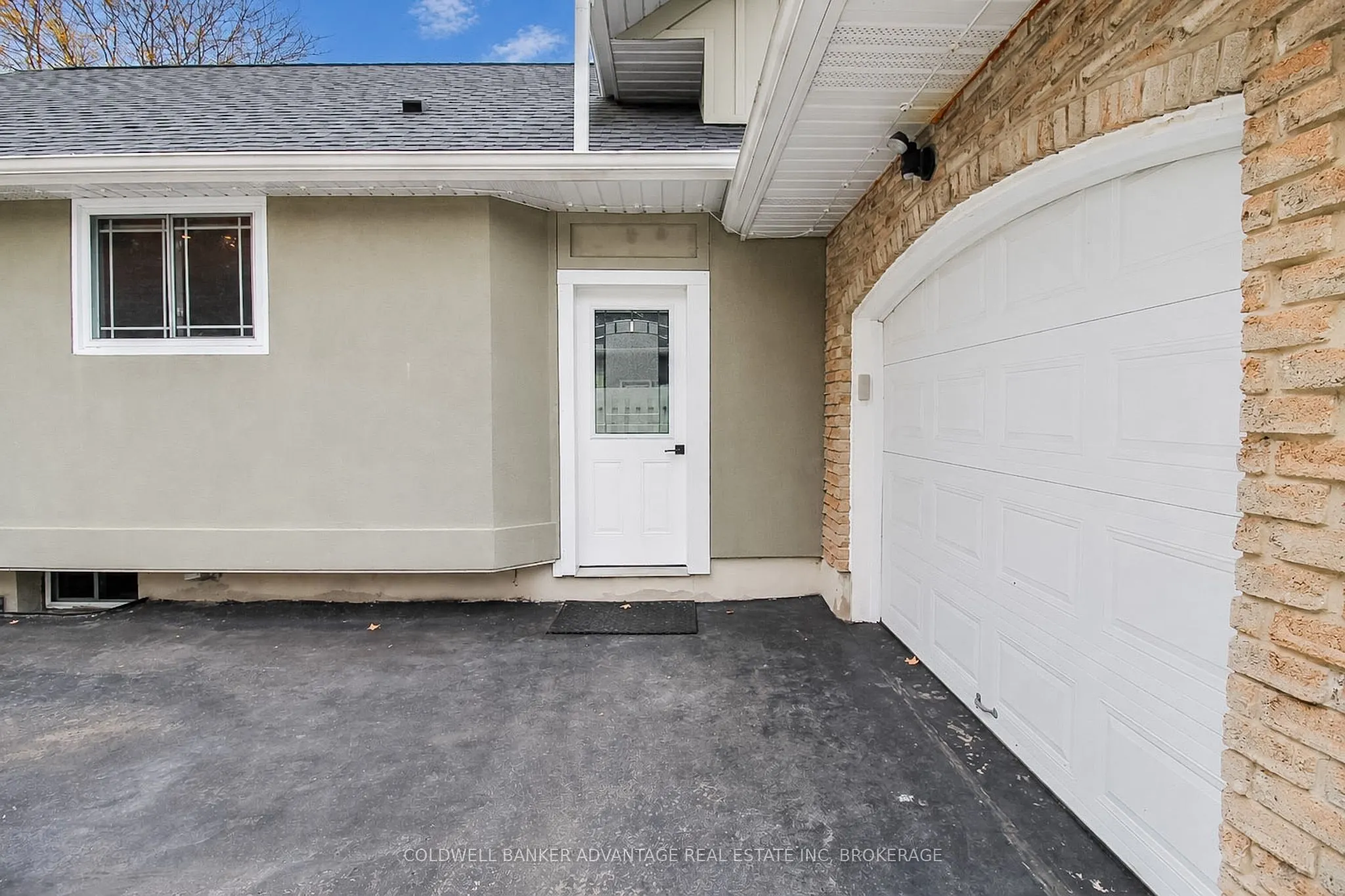 11 FALLINGBROOK Drive