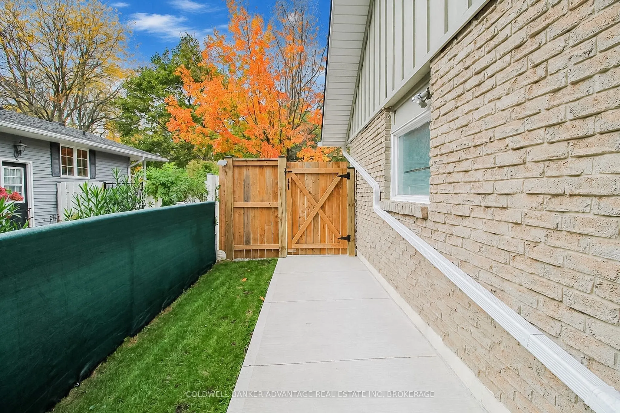11 FALLINGBROOK Drive
