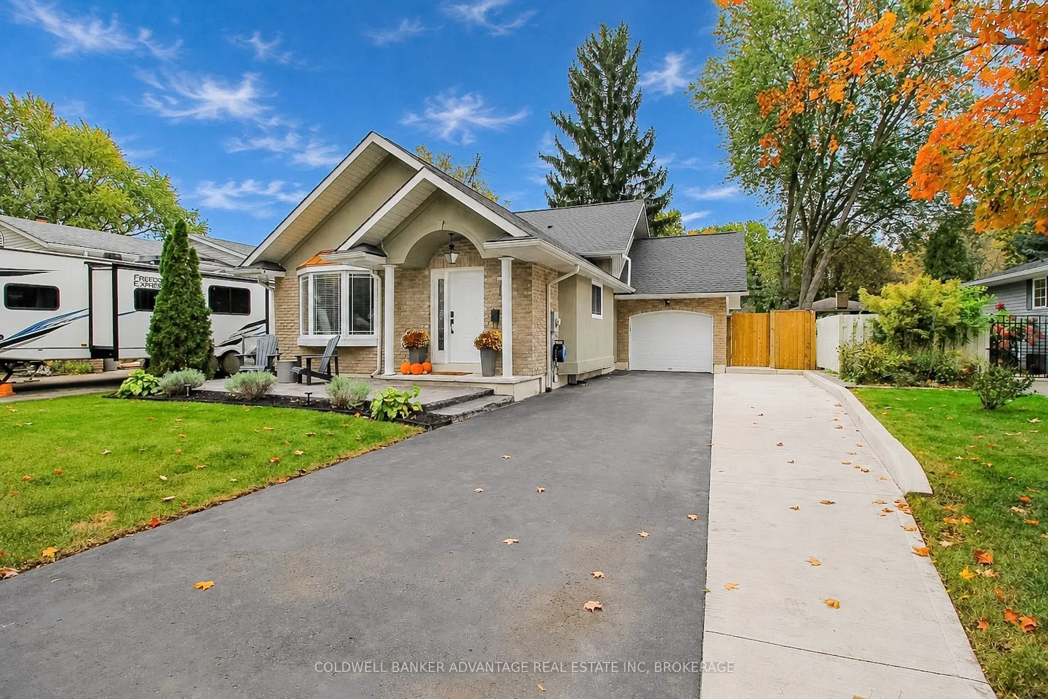 11 FALLINGBROOK Drive