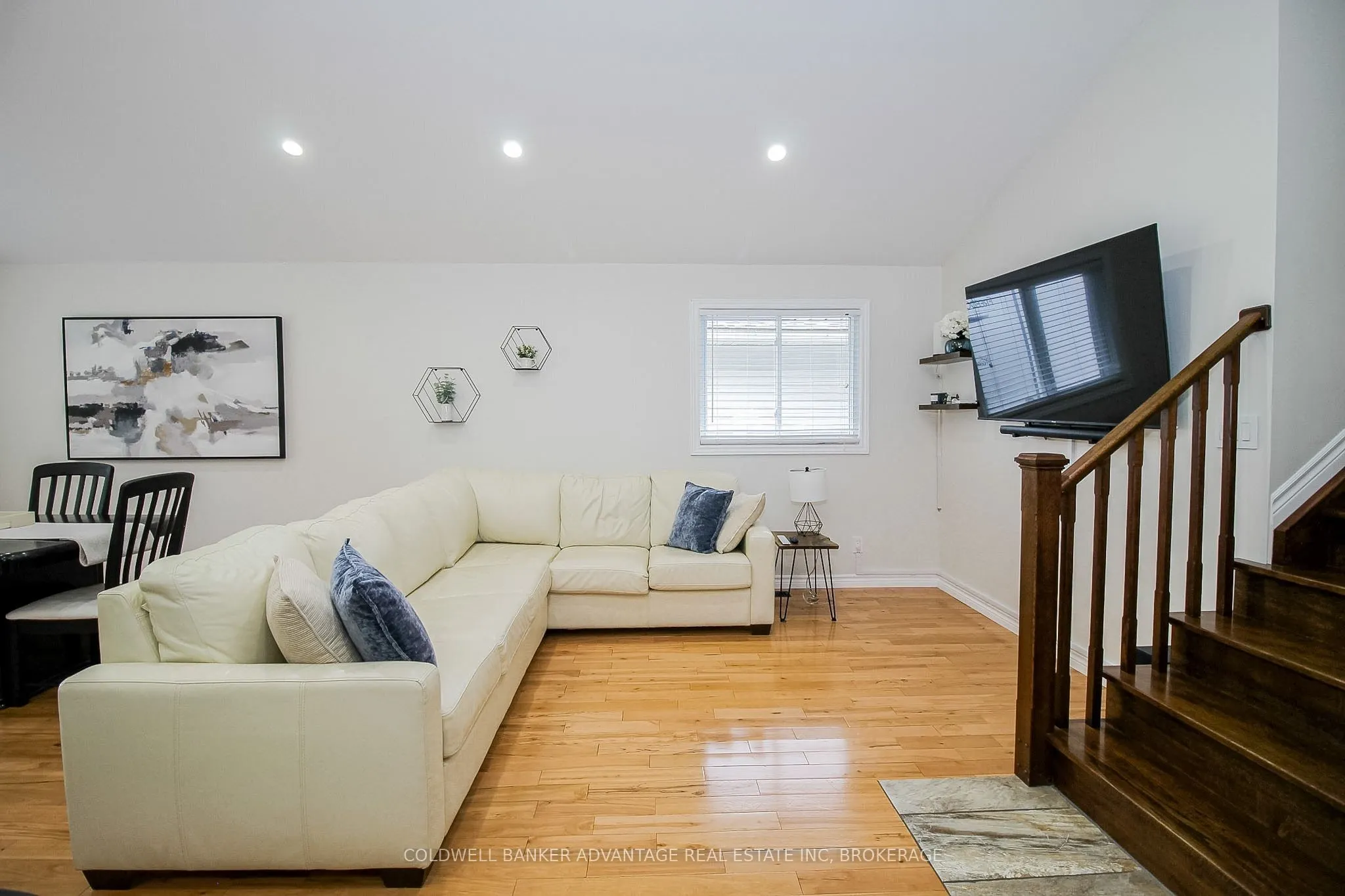 11 FALLINGBROOK Drive