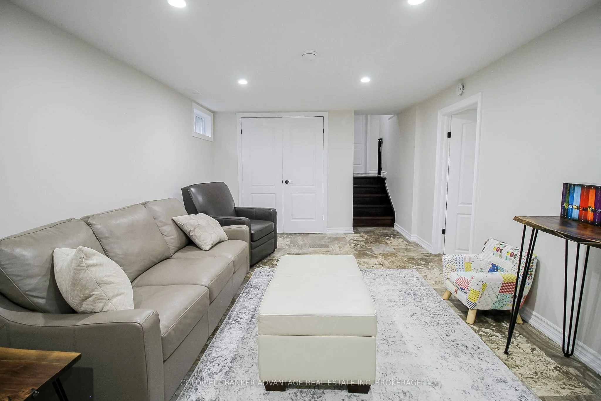 11 FALLINGBROOK Drive
