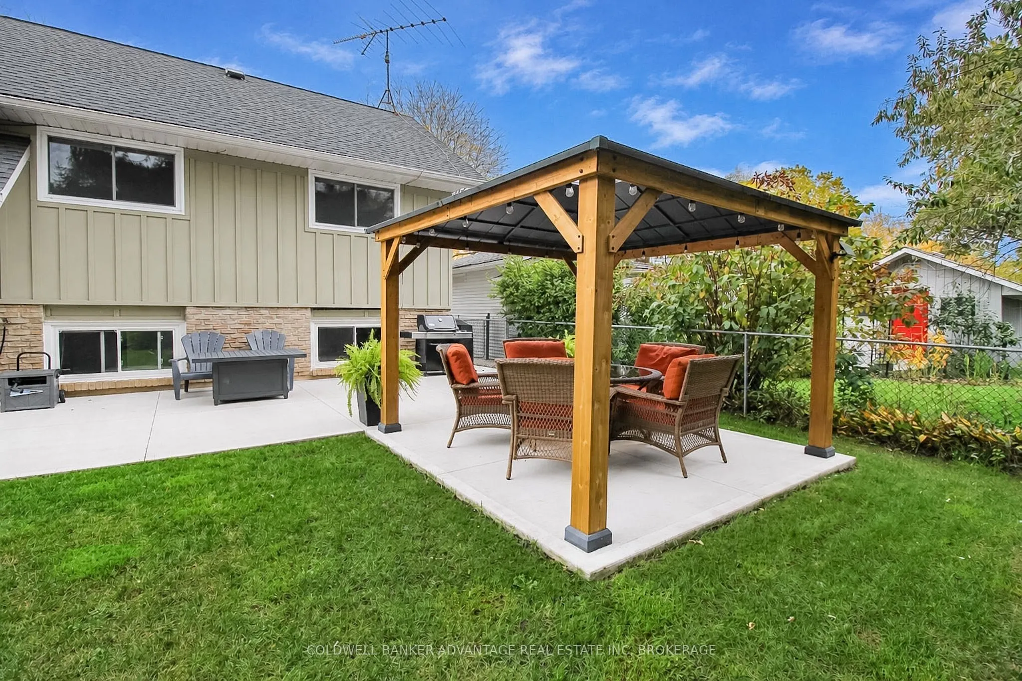 11 FALLINGBROOK Drive
