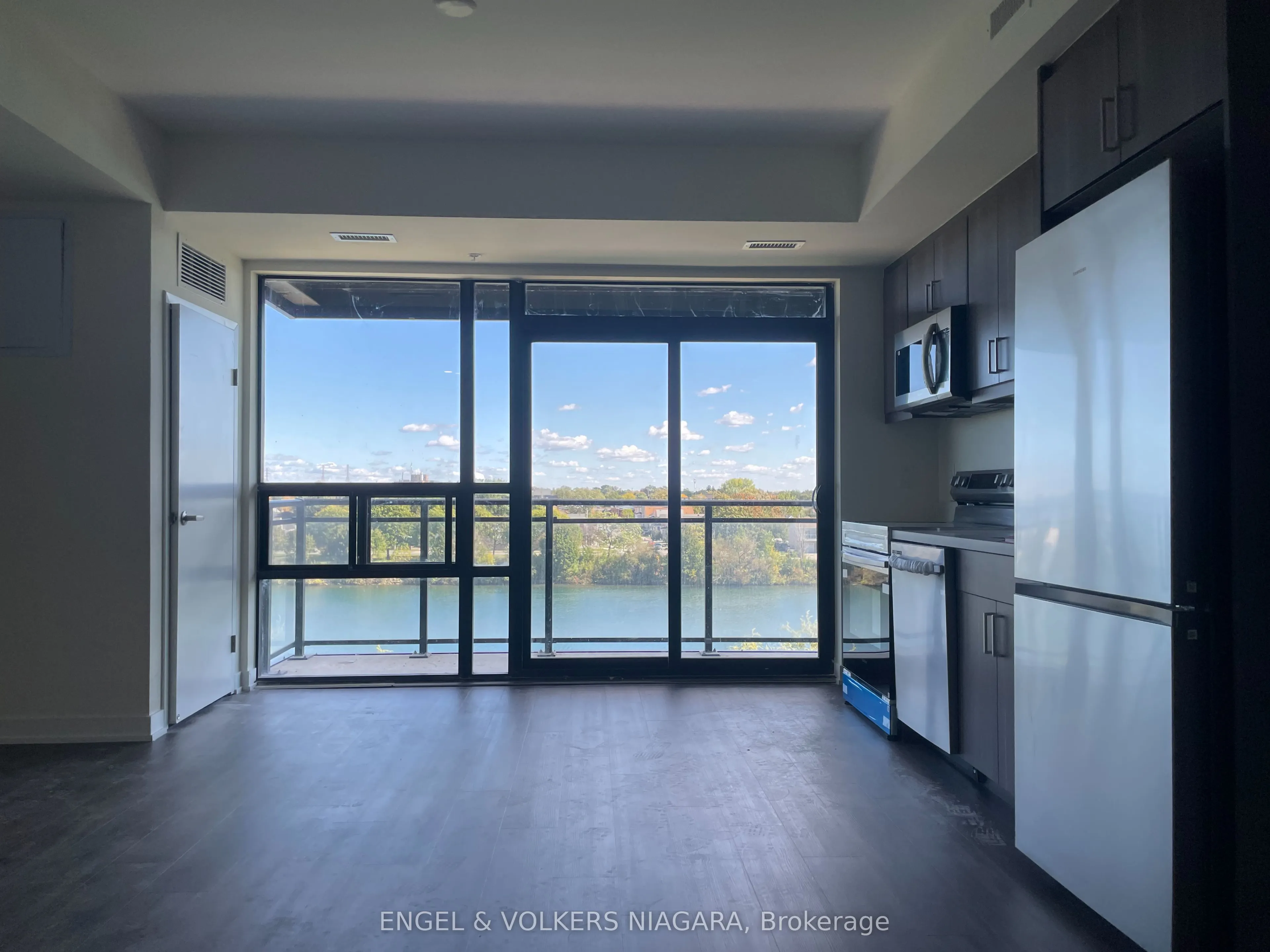 350 Prince Charles Drive S #528