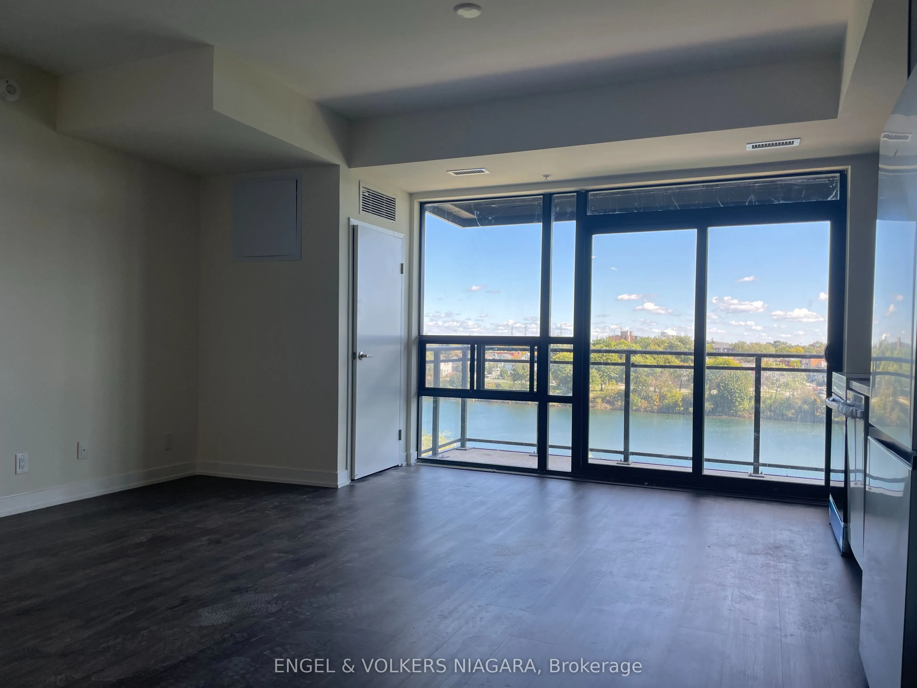 350 Prince Charles Drive S #528
